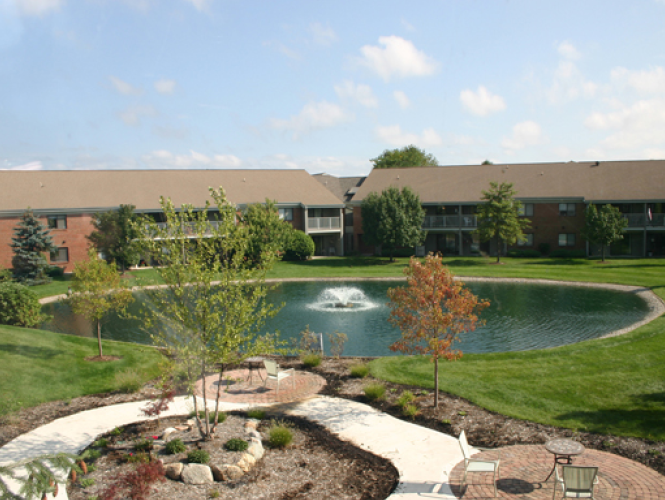 Exterior of royal atrium inn water fountain and lake